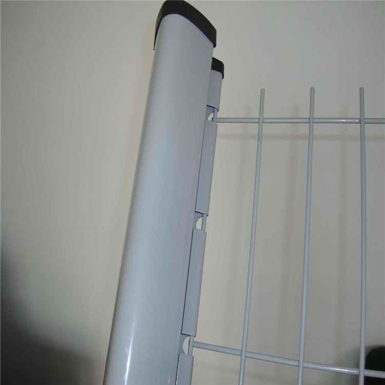 噴塑桃型柱折彎護欄網圖片1