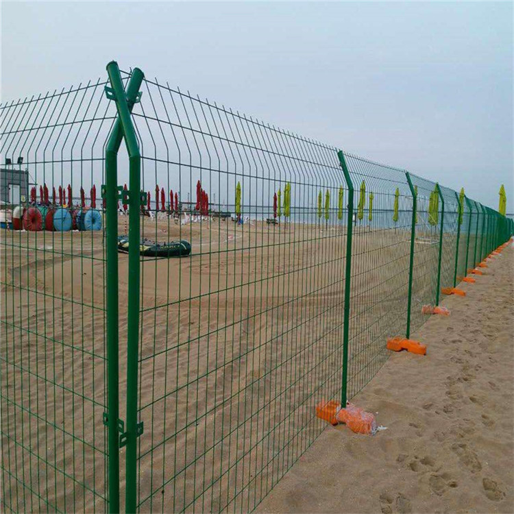 綠色鐵絲網護欄圖片1