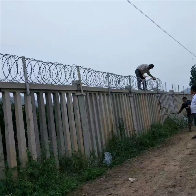 鐵路刺絲滾籠安裝圖片2